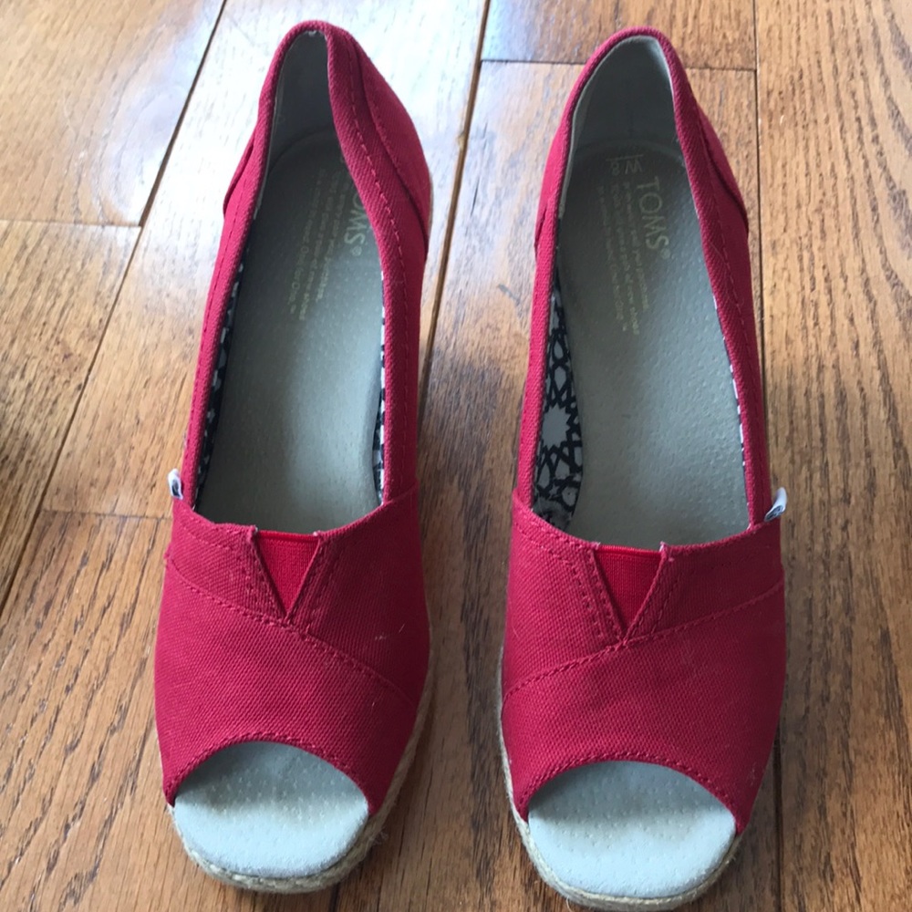 Toms red wedges